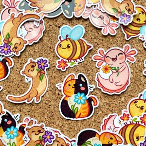 Puede incluir: Una colección de pegatinas coloridas con diseños de animales e insectos lindos. Las pegatinas incluyen una abeja, un gato, un ajolote, una nutria y una flor. Las pegatinas son perfectas para agregar un toque de fantasía a tu agenda, computadora portátil o botella de agua.