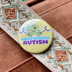 Beväpnad autism T-Rex - Knappmärke 38 mm