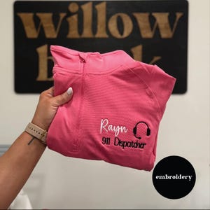 Sudadera con cremallera de un cuarto y orificios para los pulgares, bordada, para despachadores del 911. Regalo personalizado para despachadores de bomberos, policía, paramédicos y otros servicios de emergencia.