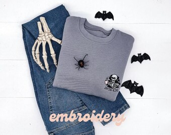 Staying Alive Halloween-sweater geborduurd skelet met koffie, geborduurd Halloween-sweater, gezellige trendy comfortkleuren T-shirt cadeau