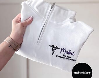 Gepersonaliseerd sweatshirt met kwartrits voor verpleegkundige - Geborduurd caduceus-ontwerp voor personeel van SEH, pediatrie, NICU en geregistreerd verpleegkundige
