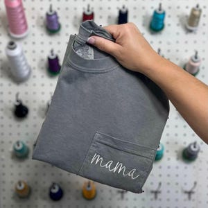 Individuell gesticktes Taschen-T-Shirt, gesticktes Komfortfarben-T-Shirt, übergroßes Hemd Mimi Geschenk für Mutter, Mama gesticktes Taschen-T-Shirt Bild 2