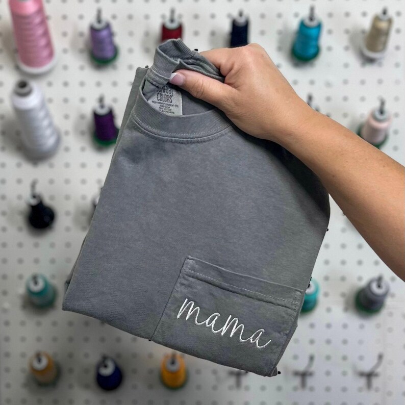 Individuell gesticktes Taschen-T-Shirt, gesticktes Komfortfarben-T-Shirt, übergroßes Hemd Mimi Geschenk für Mutter, Mama gesticktes Taschen-T-Shirt Bild 2
