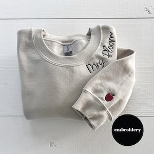 Geborduurd lerarensweater, gepersonaliseerd leraarscadeau, aangepast geborduurd sweatshirt, cadeau voor docent, aangepaste trui Apple Sleeve afbeelding 1