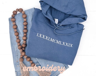 Op maat geborduurde hoodie met Romeinse cijfers datum, gepersonaliseerd cadeau bijpassende hoodies koppels, middelste borst aangepaste sweater mouw