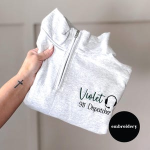 Sudadera bordada con cremallera de un cuarto de hora de Despachador del 911, Regalo personalizado para despachador, Sudadera personalizada, Despacho de policía de bomberos, Paramédico, Bombero