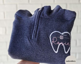 Geborduurd mondhygiënist Qtr-sweater met rits, gepersonaliseerde tand met beugel tandartsassistente cadeau, aangepaste orthodontist pediatrisch
