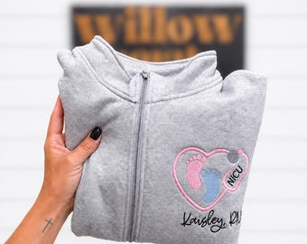 Gemütlich und individuell: Personalisiertes Krankenschwester Full-Zip-Sweatshirt für NICU RN, personalisiertes Herz-Stethoskop CNA Full-Reißverschluss für Doktor