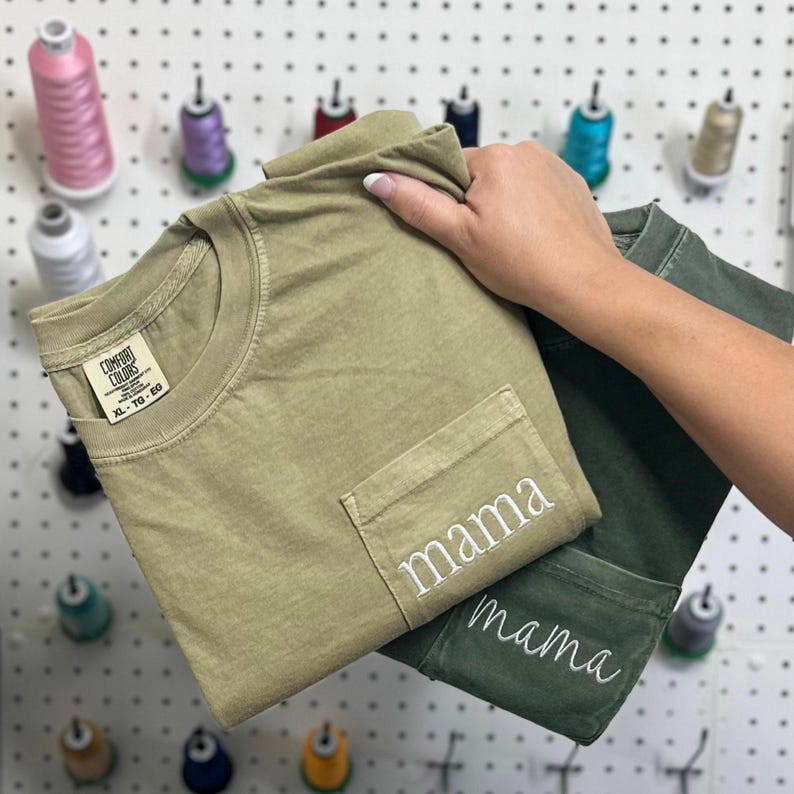 Individuell gesticktes Taschen-T-Shirt, gesticktes Komfortfarben-T-Shirt, übergroßes Hemd Mimi Geschenk für Mutter, Mama gesticktes Taschen-T-Shirt Bild 3