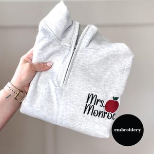 先生用クォータージップ刺繍スウェットシャツ 幼稚園の先生、名前入りアップル先生ギフト、カスタマイズされた刺繍スウェットシャツギフト