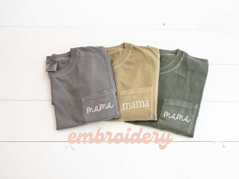 Individuell gesticktes Taschen-T-Shirt, gesticktes Komfortfarben-T-Shirt, übergroßes Hemd Mimi Geschenk für Mutter, Mama gesticktes Taschen-T-Shirt Bild 1