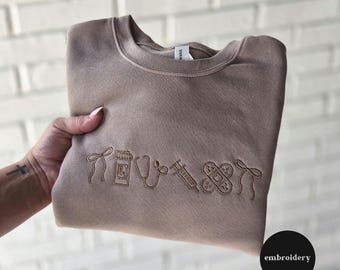 Besticktes Krankenschwester-Sweatshirt, Bella Canvas Sweatshirt, Übergröße Pullover Geschenk für Mama, Arzthelferin Besticktes Sweatshirt RN