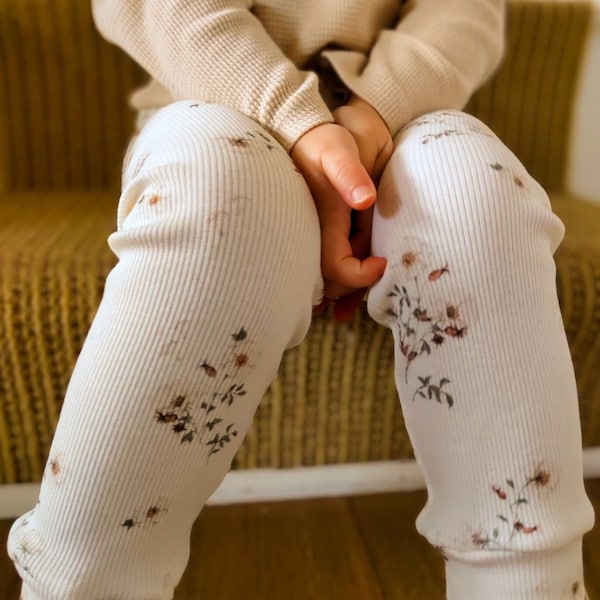 Leggings côtelés roses sauvages sur crème, leggings bébé, leggings filles, vêtements faits main, vêtements de couleurs neutres, cadeau bébé, coton côtelé