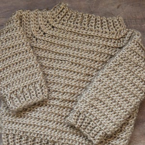Wzór na szydełkowy sweterek dla niemowląt: The Oakwood Pullover (do pobrania w wersji cyfrowej)
