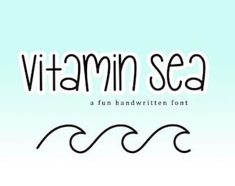 Pode incluir: Um design de fonte manuscrita chamado "vitamin sea" com um estilo divertido e caprichoso. O texto é em preto sobre um fundo azul claro com um design de onda preta por baixo.