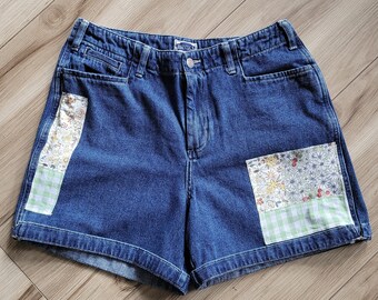 Womens Upcycled Denim Shorts mit Patchwork-Design, Einzigartige Kleidung, Nachhaltige Mode, Geschenke für Sie