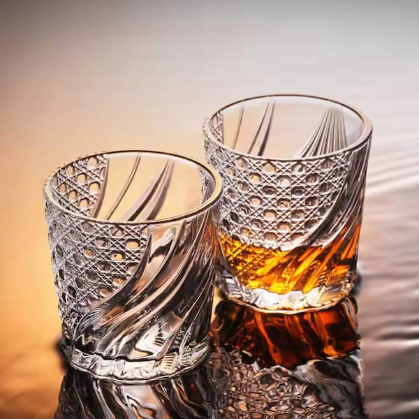 Juego de 2 vasos de whisky de 295 ml (10 oz) de estilo vintage con diseño ondulado, textura rugosa y detalles de tachuelas.