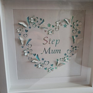 Fichier SVG pour le coeur de maman d’étape avec le papillon de pop up 3d, le coeur et les fleurs