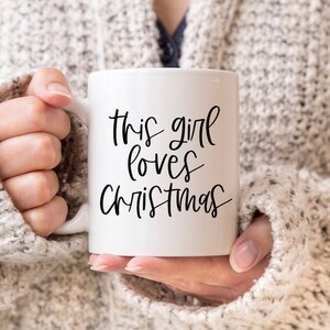 Dieses Mädchen liebt Weihnachten Kaffeebecher SVG - Winter Tasse SVG, Bauernhaus Weihnachtsschild SVG, Weihnachtsbecher Tasse, Digitaler Download, Xmas Kissen Svg