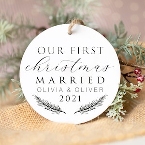 2021 私たちの最初のクリスマス結婚 SVG - クリスマスオーナメント SVG ファイル、パーソナライズされた SVG、冬の SVG、アクリルオーナメント SVG、木製のオーナメント SVG