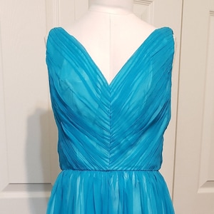 XS, Türkises plissiertes Mieder aus Seidenchiffon mit Tellerrock. Circa Mitte 1960. Klassisch! Hollywood Starlet Halsausschnitt!  Kürzlich auch hübsch!