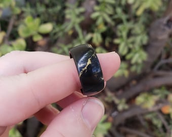 Black and Gold Veined TruStone Ring in a size 7.5