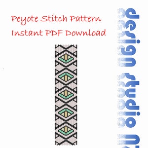 Puede incluir: Un diseño de brazalete de abalorios de punto de peyote con un patrón geométrico en negro, blanco, verde claro y amarillo. El diseño es para una descarga instantánea de PDF. El texto "Peyote Stitch Pattern Instant PDF Download" está en la parte superior de la imagen. El texto "Zupans Design Studio" está en el lado derecho de la imagen.