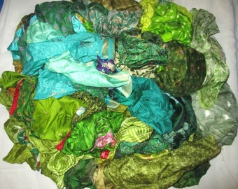 Lote de seda Sari pura, Material de tela Vintage Sari, remanente de 100 gramos, tonos verdes, artesanía, álbum de recortes, edredón, arte, muñeca, diario basura, India, BOHO, costura