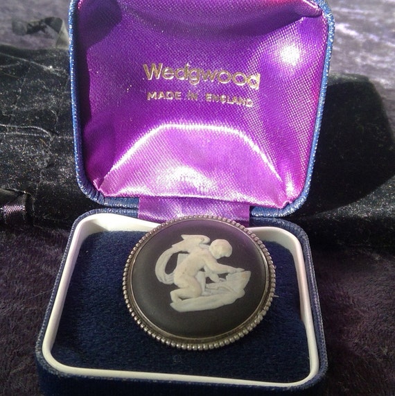 Black Wedgewood Jasper ware cupid in silver frame… - image 6