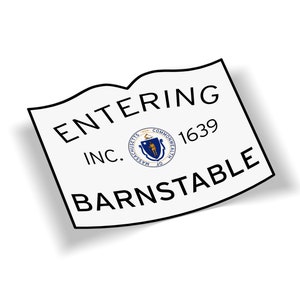 以下が含まれることがあります： 「ENTERING INC. 1639 BARNSTABLE」と黒文字で書かれた白い看板。マサチューセッツ州の紋章が描かれている。