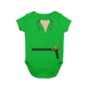 Pode incluir: Macacão verde para bebê com uma imagem de desenho animado de um personagem vestindo uma camisa verde, um cinto marrom e uma adaga.