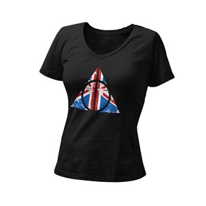 Britische Heiligtümer Damen ausgestattet V Hals Shirt | Orlando Themenpark passende Familie Urlaub Shirt | Wizards Welt | London England | Einzigartiges Geschenk
