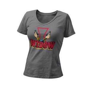 Comic Widow Dames Getailleerd V Hals Shirt | Dark Widow Vrouwelijke Superheld Afgedrukt Grafisch T-shirt | Comic Con Cinematic Universe WDW Orlando Tshirt
