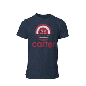 Koszulka unisex Carter Athletics | Grafika parodystyczna logo Superhero Shield | Koszulka Capt Peggy America Mashup | Koszulka Comic Con MCU | WDW Orlando