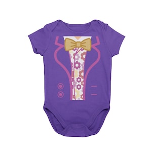 Puede incluir: Uniforme de bebé de color morado con un gráfico de un esmoquin, que incluye una corbata de lazo y un patrón floral.
