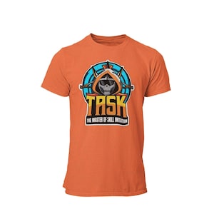 Könnte beinhalten: Orangefarbenes T-Shirt mit einem Grafikdruck eines Schädels, der eine Kapuze und eine Sonnenbrille trägt. Die Grafik ist von einem blauen Kreis mit gelben und roten Akzenten umgeben. Der Text "TASK" befindet sich unter der Grafik in gelben Buchstaben, und der Text "THE MASTER OF SKILL IMITATION" befindet sich darunter in kleineren schwarzen Buchstaben.