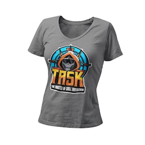 Könnte beinhalten: Graues V-Ausschnitt-T-Shirt mit einem Grafikdruck eines Schädels, der eine Kapuze mit Sonnenbrille trägt. Die Grafik ist von einem blauen Kreis mit orangefarbenen Akzenten umgeben. Der Text "TASK" ist in gelben und orangefarbenen Buchstaben unter der Grafik. Der Text "THE MASTER OF SKILL IMITATION" ist in schwarzen Buchstaben unter dem Text "TASK".