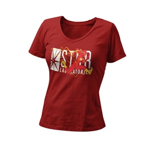 Könnte beinhalten: Rotes V-Ausschnitt-T-Shirt mit einem Grafikdruck von The Flash, der rennt, und dem Text "STAR LABORATORIES" auf der Vorderseite.