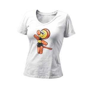 Puede incluir: Camiseta blanca con cuello en V con un personaje de dibujos animados hecho de globos naranjas y amarillos. El personaje tiene un casco rojo y pantalones cortos negros. El gráfico está centrado en la camiseta.