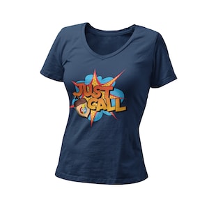Könnte beinhalten: Ein marineblaues V-Ausschnitt-T-Shirt mit einer Grafik eines Comic-Eichelns mit dem Text "Just Call" im Comic-Stil.