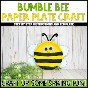 以下が含まれることがあります： 「BUMBLE BEE PAPER PLATE CRAFT」と「CRAFT UP SOME SPRING FUN！」の文字が入った、紙皿で作られたミツバチの工作。ミツバチは黄色と黒で、動く目、ピンクの頬、黒い触角が付いています。背景は明るい木材です。