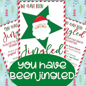 Puede incluir: Carteles navideños festivos con las frases "We Have Been Jingled" y "You Have Been Jingled". Los carteles presentan un dibujo de Papá Noel, una estrella verde y bordes rojos y blancos. El fondo tiene un patrón azul claro.