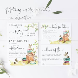 Puede incluir: Un conjunto de tres invitaciones para baby shower con un tema de bosque. La invitaci&oacute;n principal presenta una ilustraci&oacute;n de acuarela de un conejito sentado en una pila de libros con un fondo verde frondoso. El texto dice "Una nueva gran historia est&aacute; a punto de ser contada..." e incluye los detalles de la baby shower. La segunda invitaci&oacute;n es para un registro de regalos de "libros para beb&eacute;" y la tercera invitaci&oacute;n es para una rifa de pa&ntilde;ales.