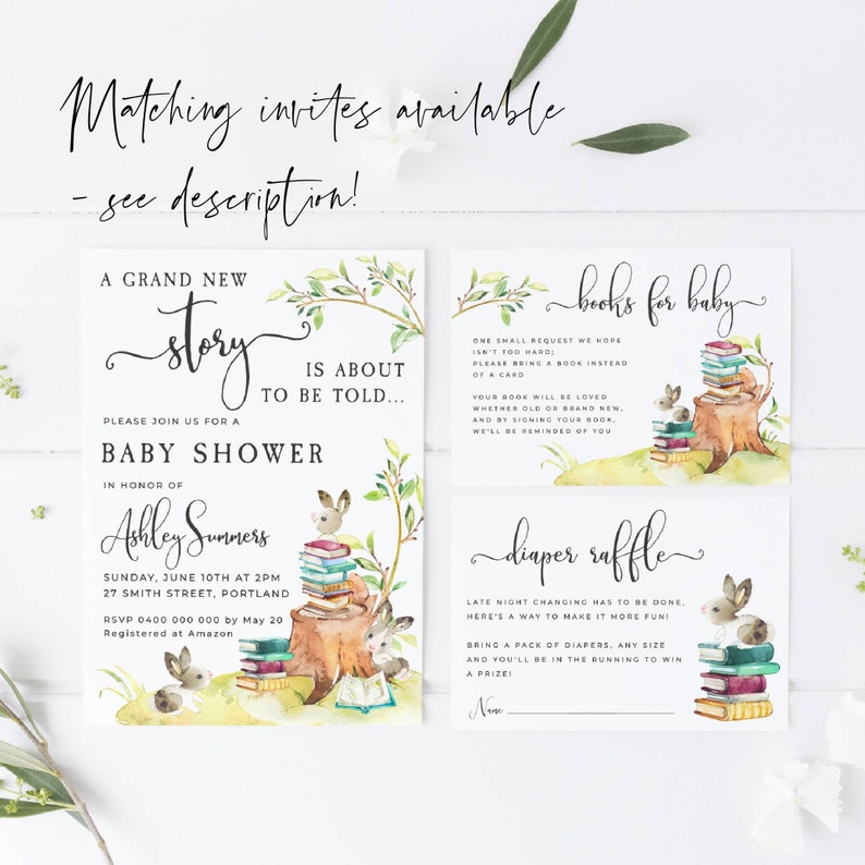 Puede incluir: Un conjunto de tres invitaciones para baby shower con un tema de bosque. La invitaci&oacute;n principal presenta una ilustraci&oacute;n de acuarela de un conejito sentado en una pila de libros con un fondo verde frondoso. El texto dice "Una nueva gran historia est&aacute; a punto de ser contada..." e incluye los detalles de la baby shower. La segunda invitaci&oacute;n es para un registro de regalos de "libros para beb&eacute;" y la tercera invitaci&oacute;n es para una rifa de pa&ntilde;ales.