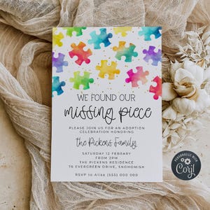 Può includere: Un invito colorato con un design a forma di puzzle. Il testo recita "Abbiamo trovato il nostro pezzo mancante. Unisciti a noi per una festa di adozione in onore della famiglia Pickons. Sabato 12 febbraio dalle 14:00. La residenza Pickens 76 Evergreen Drive, Snohomish. RSVP ad Alisa (555) 000 000."