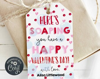 Puede incluir: Una etiqueta de regalo blanca con corazones rosas y rojos y burbujas azules. La etiqueta dice "Here's Soaping you have a Happy Valentine's Day! with love, Alisa Littlewood".