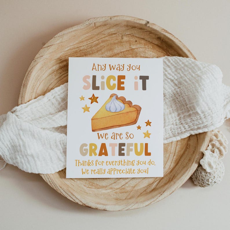 Puede incluir: Una tarjeta de felicitaci&oacute;n con una ilustraci&oacute;n de una porci&oacute;n de tarta y el texto "Any way you slice it, we are so grateful. Thanks for everything you do. We really appreciate you!" La tarjeta est&aacute; sobre una bandeja de madera.