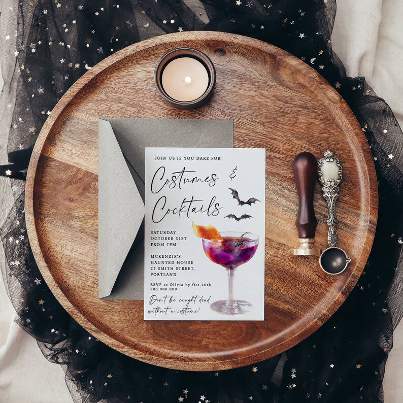 K&ouml;nnte beinhalten: Eine Halloween-Partyeinladung mit einer Aquarell-Illustration eines Cocktailglases mit einem violetten Getr&auml;nk und einer Orangenscheibe. Der Text lautet "Join us if you dare for Costumes & Cocktails, Samstag, 31. Oktober ab 19 Uhr, McKenzie's Haunted House, 27 Smith Street, Portland, RSVP an Olivia bis zum 20. Oktober 500 000 000, Sei nicht tot aufgefunden ohne Kost&uuml;m!"