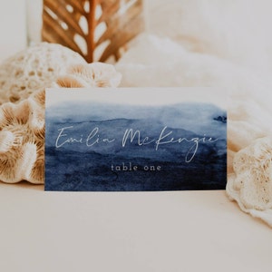 Plantilla para tarjeta de lugar con acuarela azul marino, tarjetas de nombre para bodas imprimibles, tarjeta de mesa con degradado azul editable, boda náutica, descarga instantánea, n.° WC1