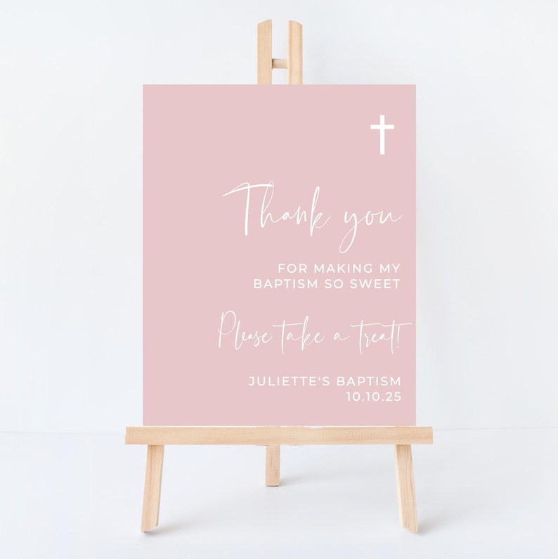 Peut inclure: Un panneau rose avec du texte blanc qui dit "Merci d'avoir rendu mon bapt&ecirc;me si doux. Prenez un cadeau !"  Bapt&ecirc;me de Juliette 10.10.25. Une croix blanche est dans le coin sup&eacute;rieur droit.